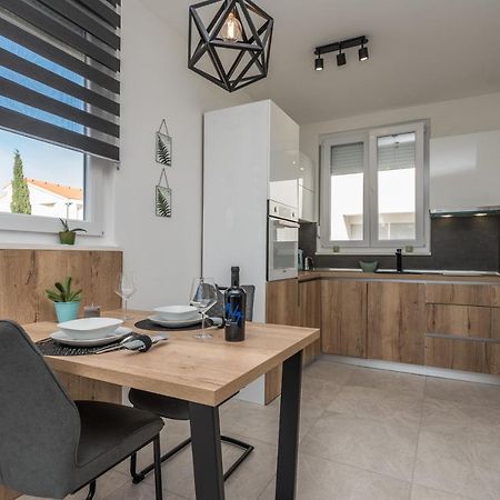 Apartments Yellow Novalja Ngoại thất bức ảnh
