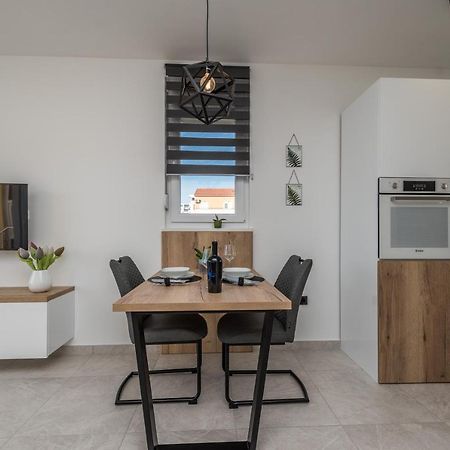Apartments Yellow Novalja Ngoại thất bức ảnh