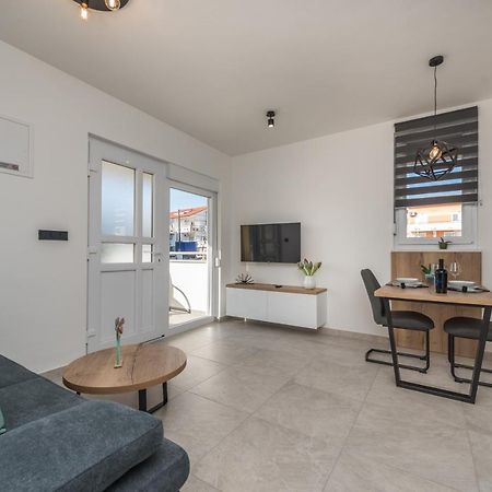 Apartments Yellow Novalja Ngoại thất bức ảnh