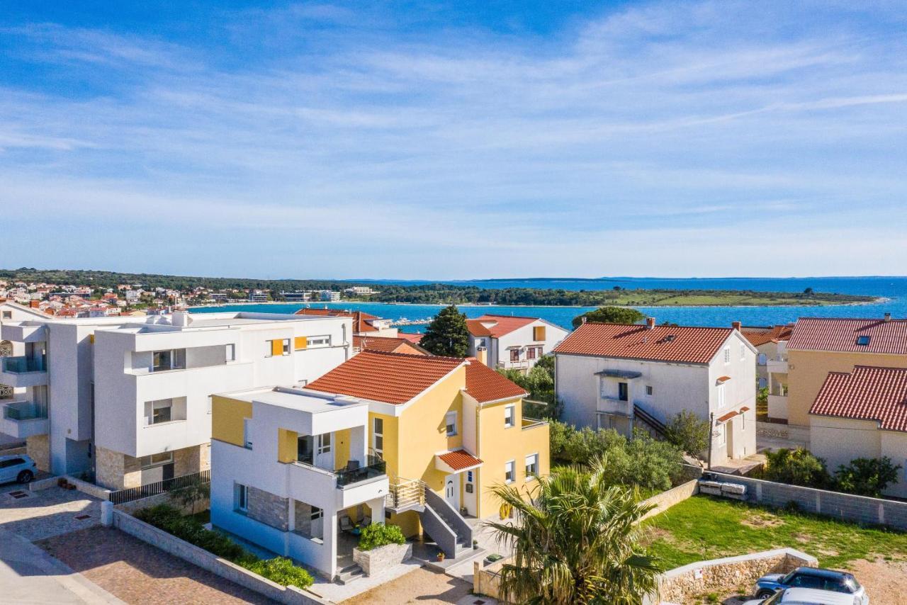 Apartments Yellow Novalja Ngoại thất bức ảnh