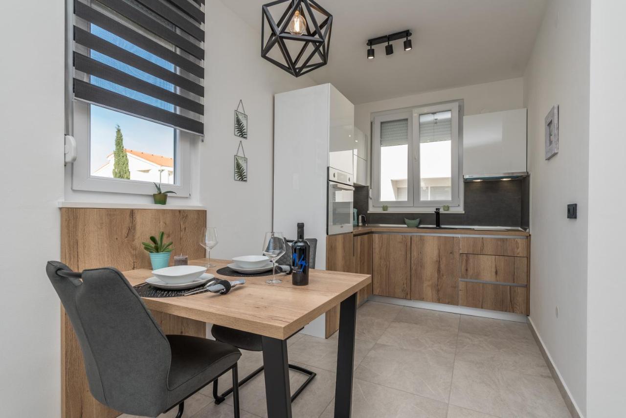 Apartments Yellow Novalja Ngoại thất bức ảnh