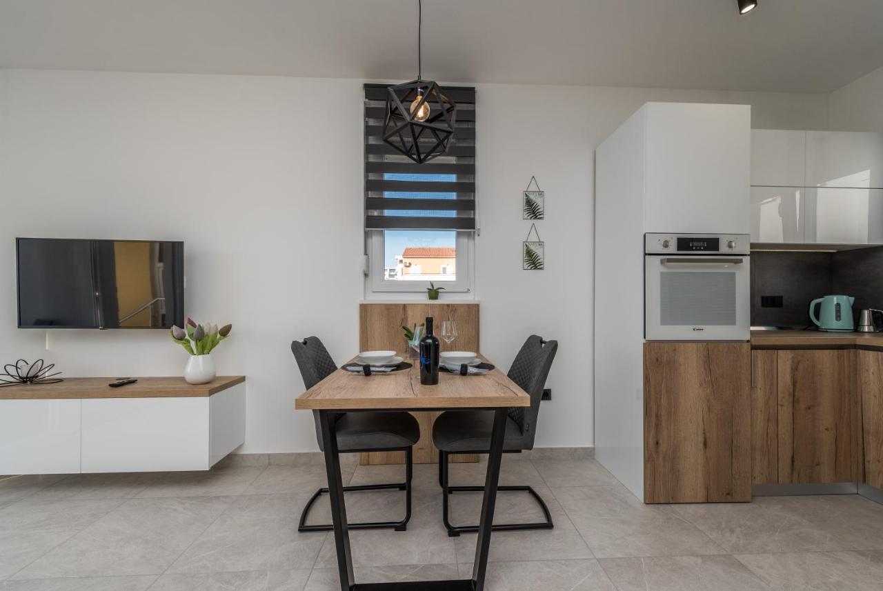 Apartments Yellow Novalja Ngoại thất bức ảnh