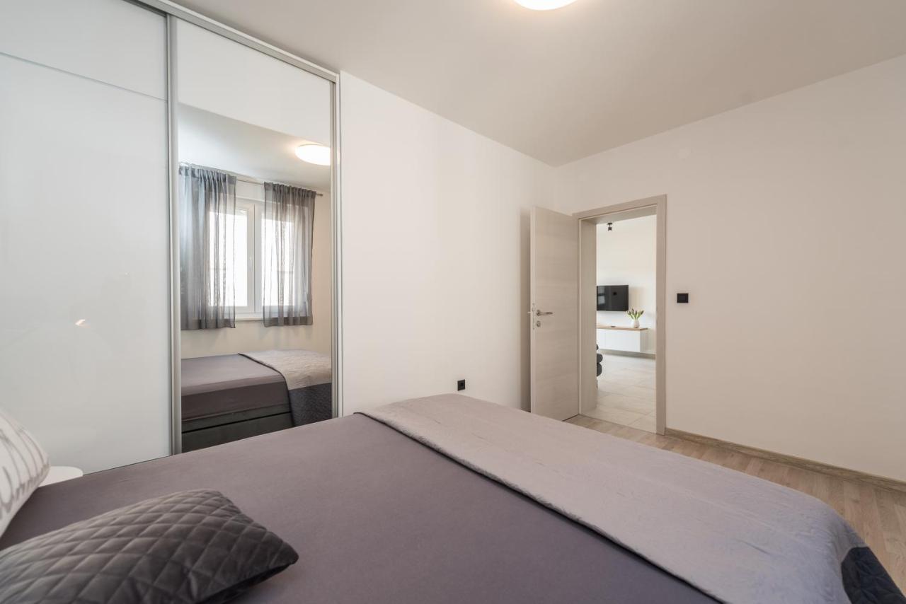Apartments Yellow Novalja Ngoại thất bức ảnh