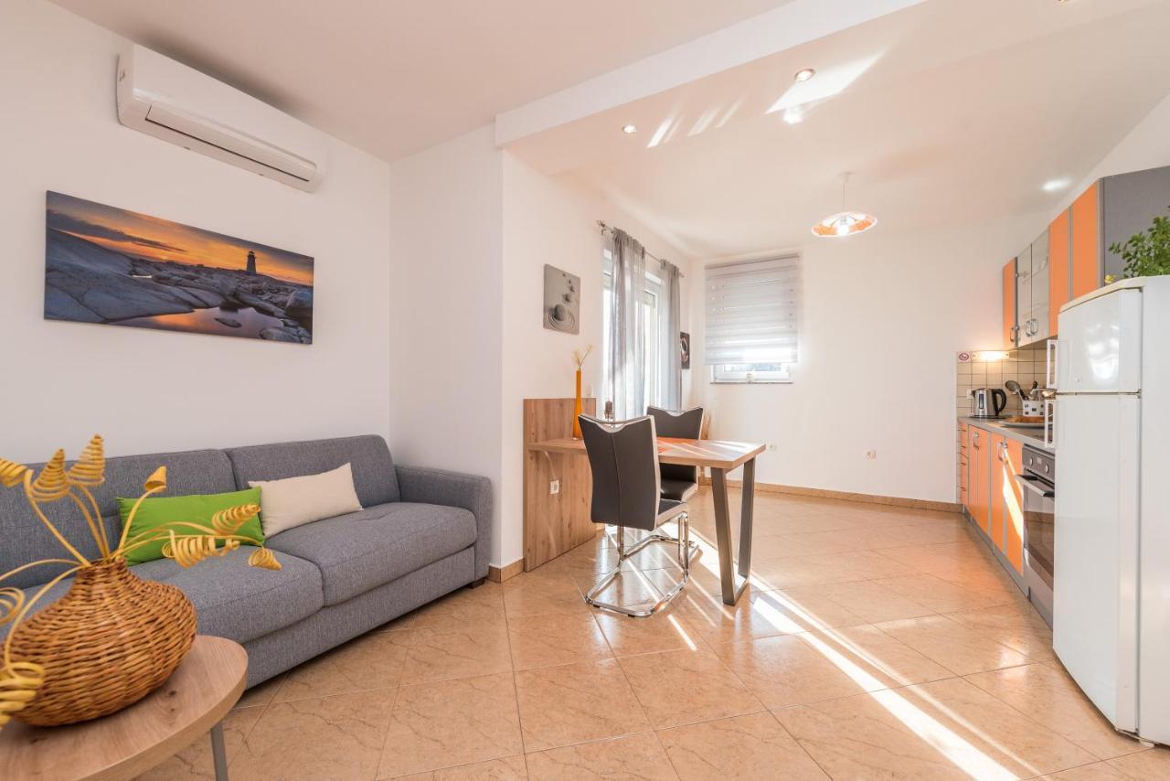 Apartments Yellow Novalja Ngoại thất bức ảnh
