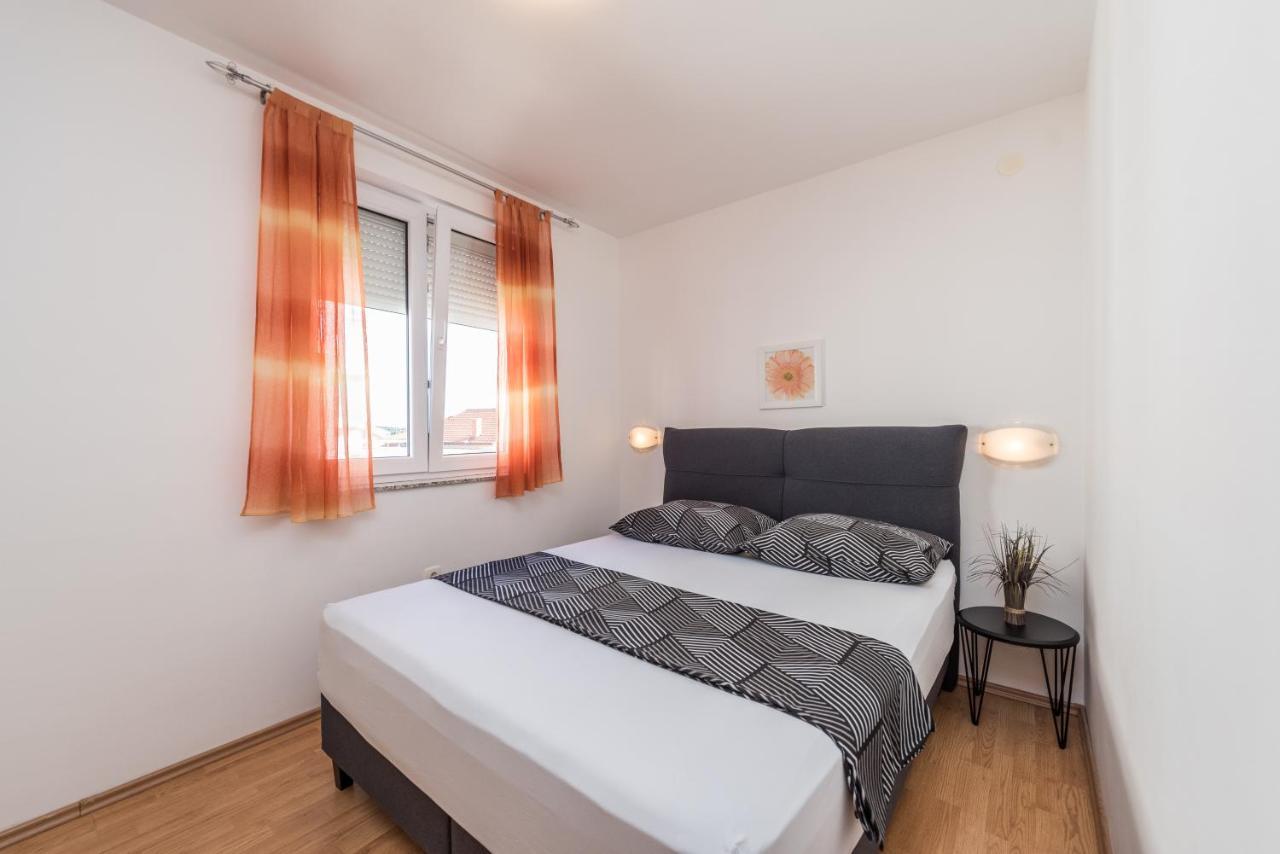 Apartments Yellow Novalja Ngoại thất bức ảnh