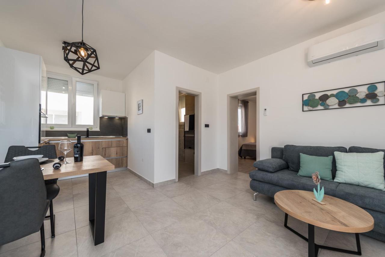 Apartments Yellow Novalja Ngoại thất bức ảnh