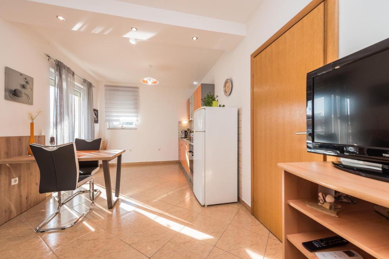 Apartments Yellow Novalja Ngoại thất bức ảnh