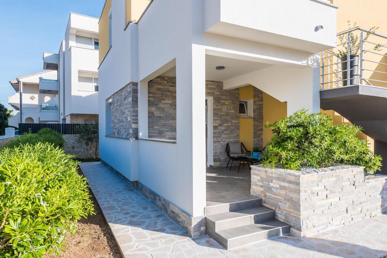 Apartments Yellow Novalja Ngoại thất bức ảnh