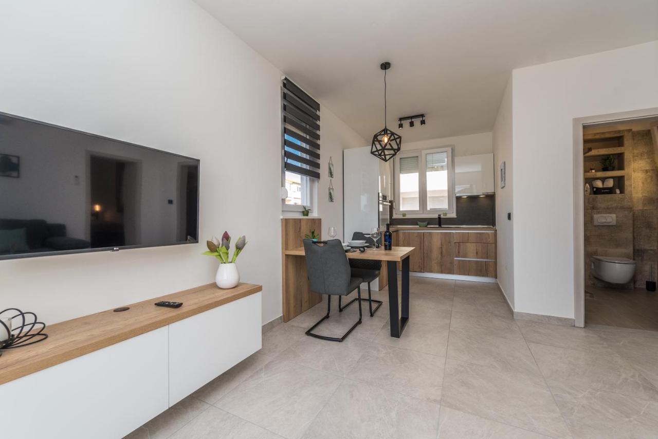 Apartments Yellow Novalja Ngoại thất bức ảnh