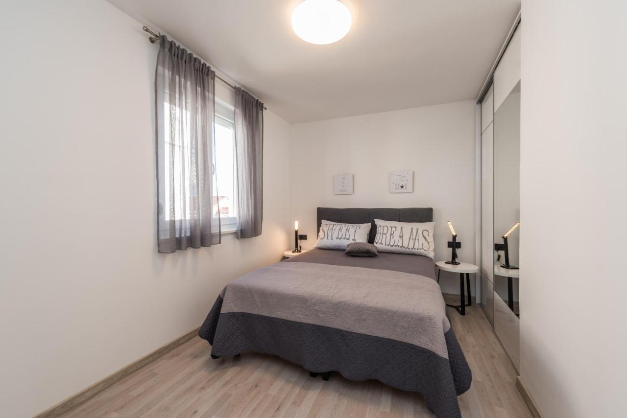 Apartments Yellow Novalja Ngoại thất bức ảnh