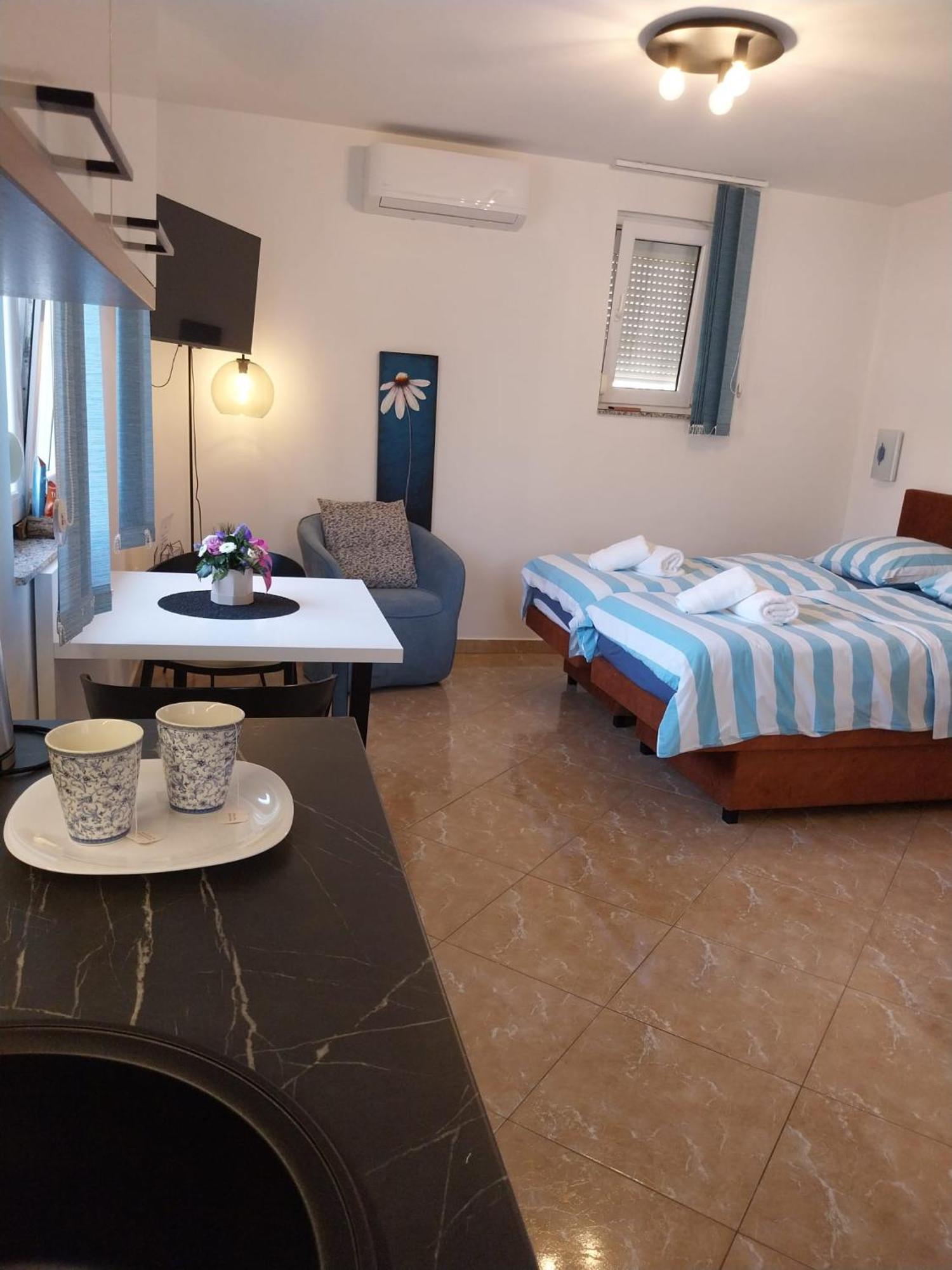 Apartments Yellow Novalja Ngoại thất bức ảnh